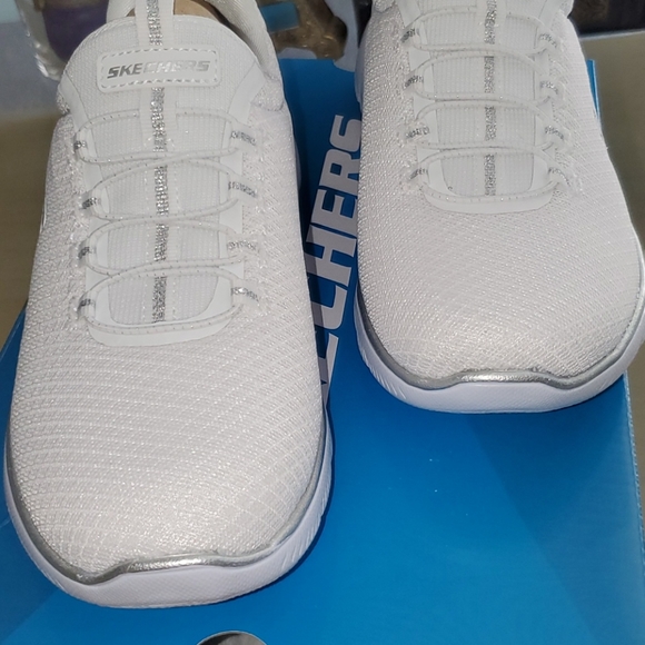 🆕️NWT Skechers Summit Sneaker Size 7 W - Picture 3 of 7